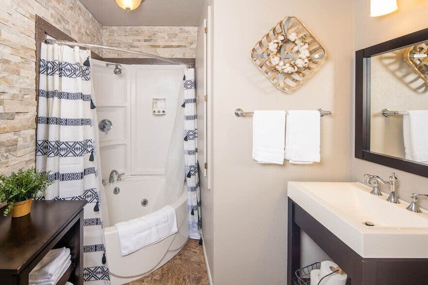 Building Photo - 2002 N Lynndale Dr