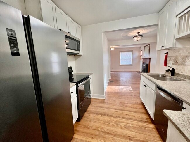 Building Photo - 2123 Fenwood Dr