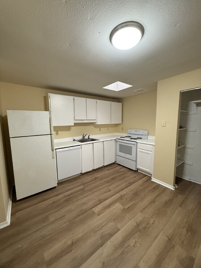 Building Photo - Fairwood Area Unit Available with Move-In Special!
