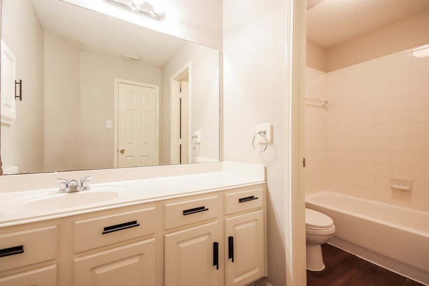 Building Photo - 12151 Landsdown Ridge Way