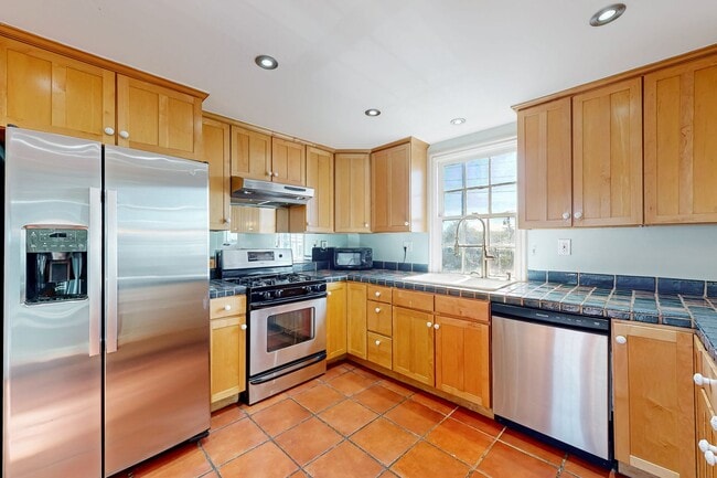 Building Photo - HUGE Spacious 3bd/2bth Full Top Floor Unit, In unit Laundry Available Now