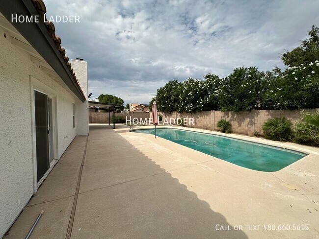 Building Photo - 2640 E Mallory St