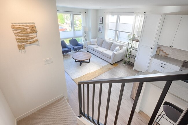 Building Photo - Impeccable Designer Townhome
