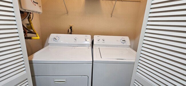 Building Photo - G Street 6 Plex