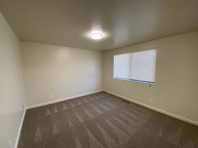 Building Photo - Charming Sparks Duplex - Yard/Garage/AC/1 Pet Friendly