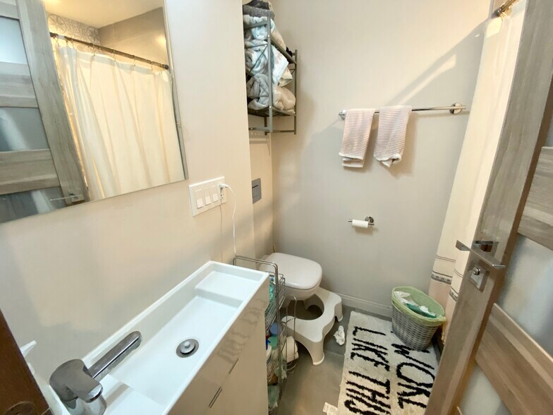 Building Photo - 118 Buttonwood St