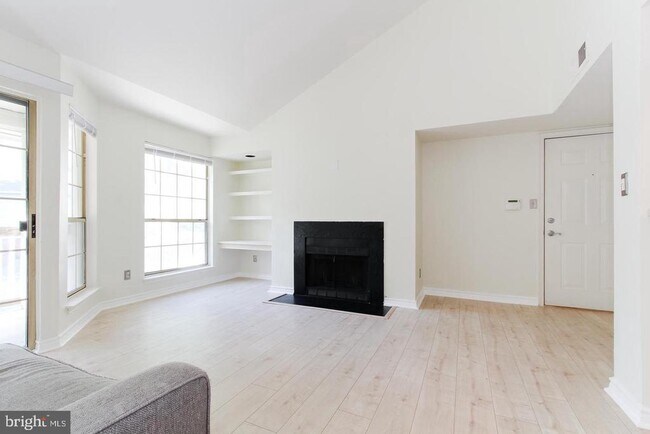 Building Photo - 3916 Penderview Dr