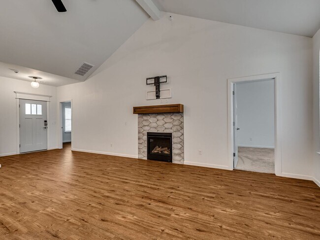 Building Photo - 4 Bedroom + Yukon Schools