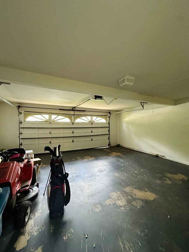 Building Photo - 103 Meadow Creek Dr