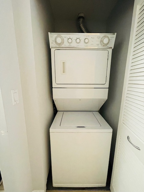 In-Unit Washer / Dryer - 250 King St