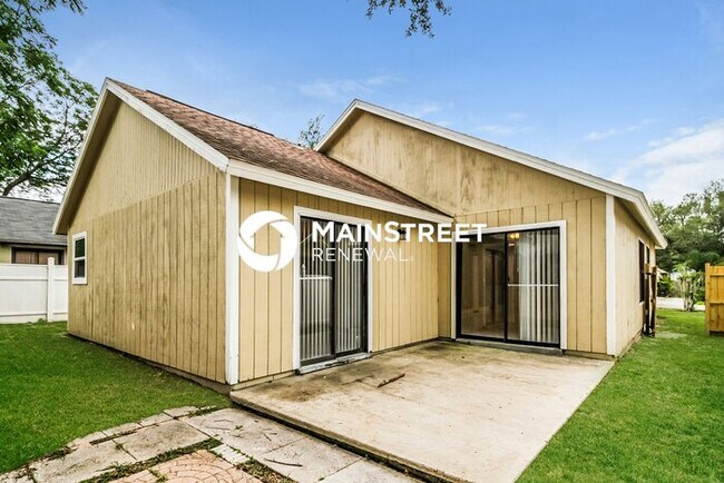 Building Photo - 3 Bedroom Pet-Friendly Home in APOPKA, FL with Main Street Renewal
