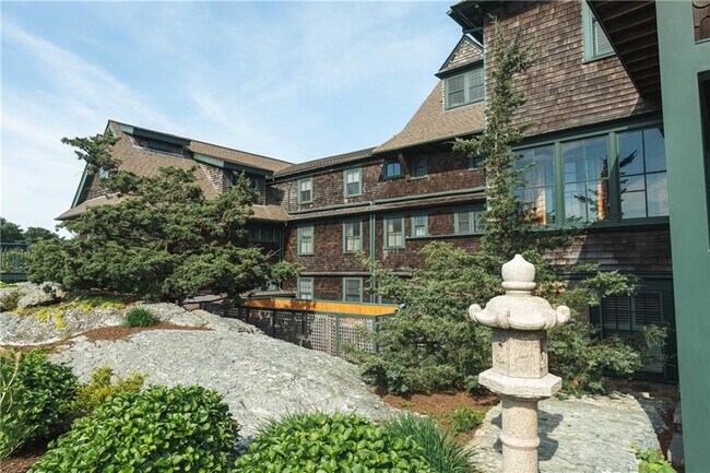 Building Photo - 575 Tuckerman Ave