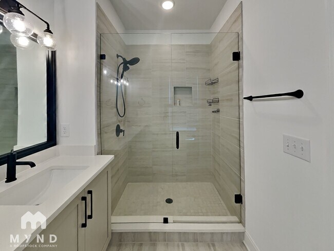 Building Photo - 828 S Columbia Dr