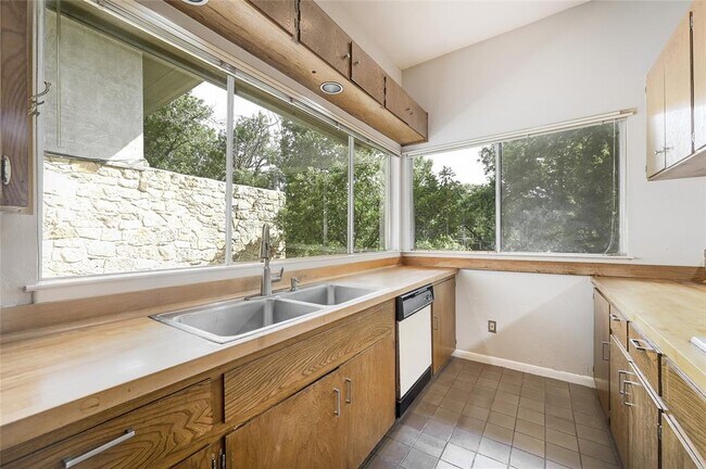 Building Photo - 6305 Shadow Valley Dr