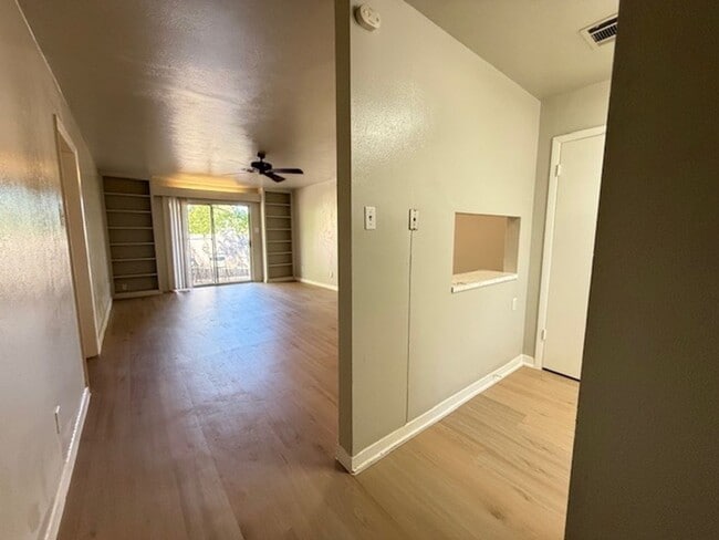 Building Photo - 701 E 45th St