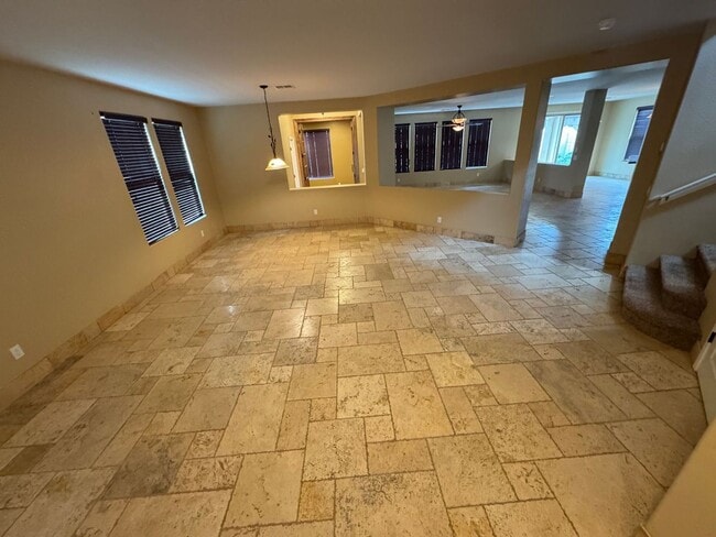 Building Photo - Beautiful 4 Bedroom - 2.5 Bath with Lots of Bonuses - Gilbert