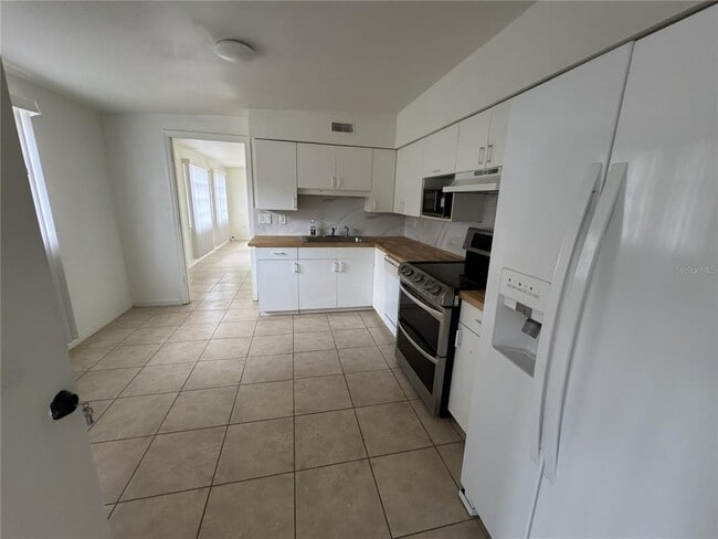 Building Photo - 4680 Royal Palm Ave