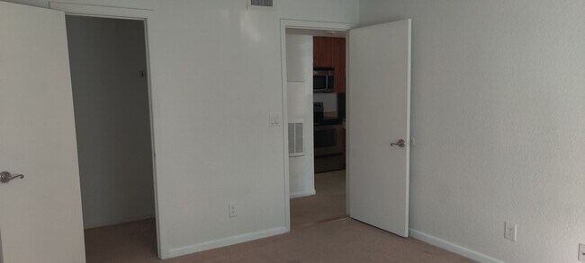 Building Photo - Lexington Place - 1615