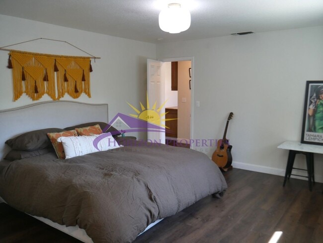 Building Photo - 1704 Summerhill Ct