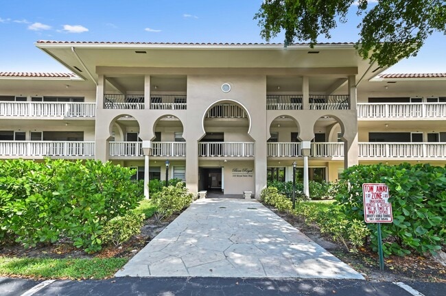 Primary Photo - 100 Royal Palm Way