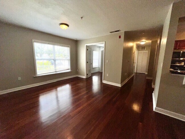 Building Photo - MOVE IN NOW!! Gated community Miriada! 1st floor 1X1.5 bath condo near pool area!!! Laminate wood...