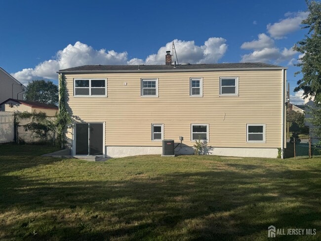 Building Photo - 28 Sunset Dr
