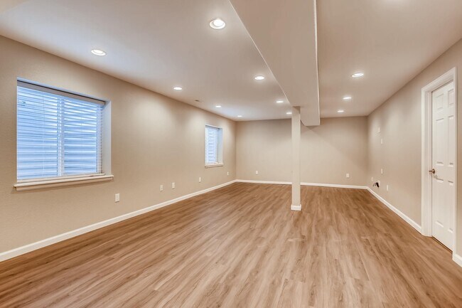 Building Photo - Gorgeous 5 Bed/4 Bath Townhome with Fully ...