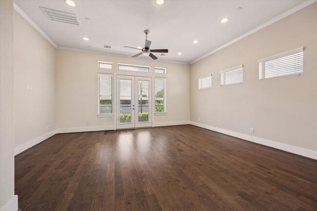 Building Photo - 5912 E Post Oak Ln