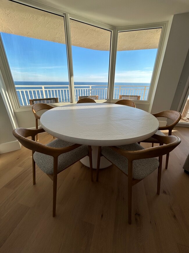 Building Photo - VACATION RENTAL - SNOW BIRDS - Monthy rent...