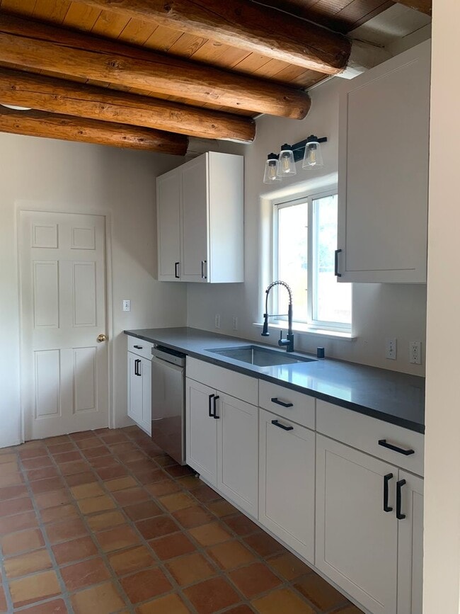 Building Photo - Renovated Santa Fe Home!!