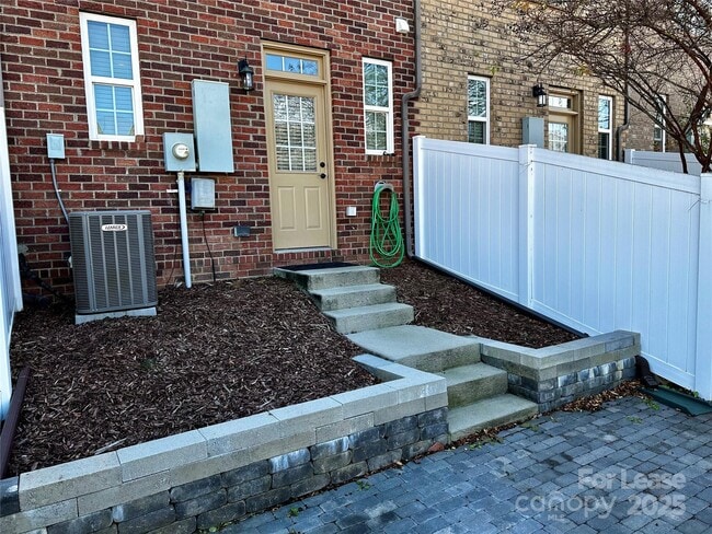 Building Photo - 15808 Sharon Dale Dr