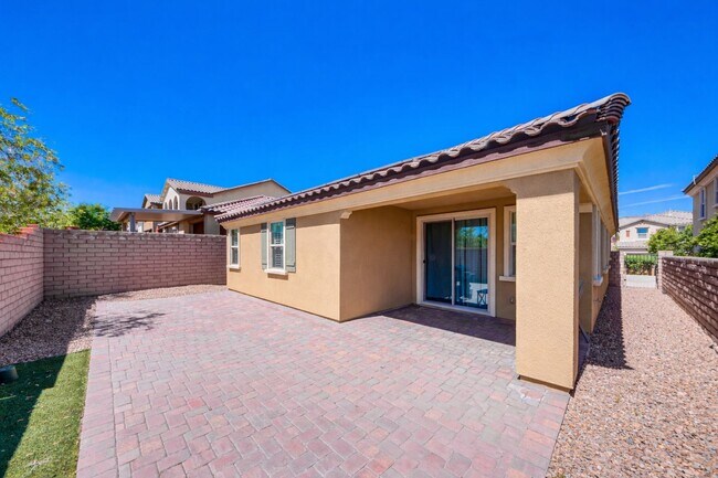 Building Photo - Single-Story Living with Modern Finishes – Available Furnished or Unfurnished