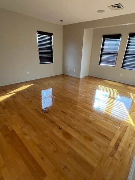 bedroom 1st floor - 61 Plain St