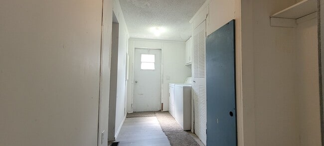 Building Photo - 3 bedroom 2 bathroom mobile home in Quarry...