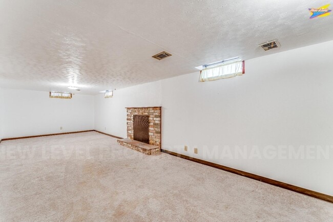 Building Photo - 8410 E Castle Dr