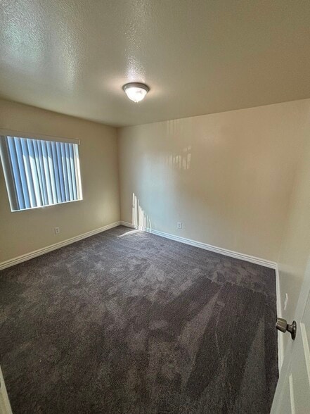 Building Photo - 8634 Menlo Ave