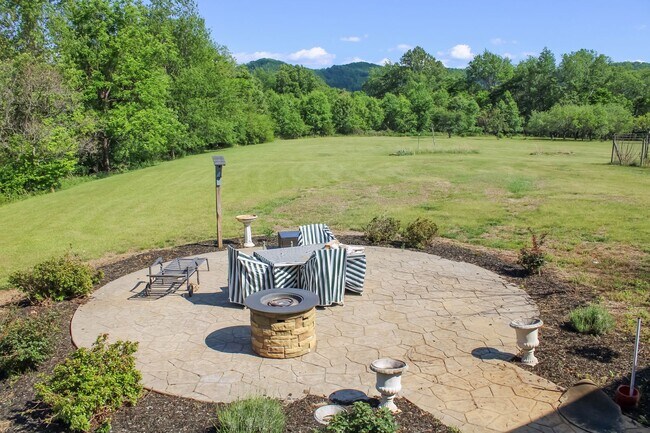 Building Photo - 3 bedroom Country Home on 4 acres