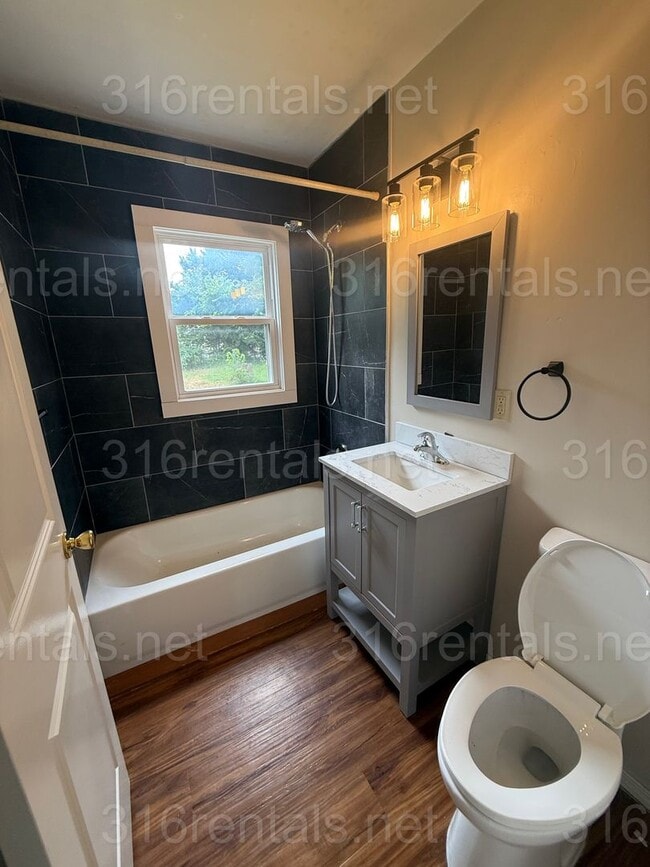 Building Photo - $1100 - 2 bedroom / 1 bathroom - Haysville...