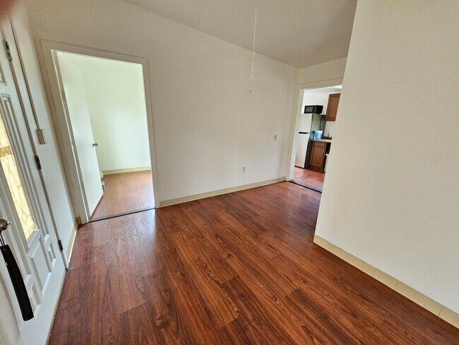 Building Photo - 2 Bed / 1 Bath Apartment with 1 Parking. Shared Laundry