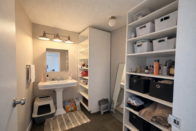 Building Photo - 5320 N Sheridan Rd