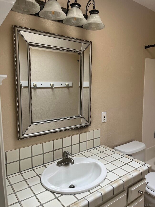 Building Photo - 2409 Levante St