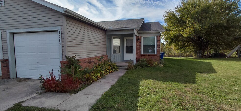 Building Photo - 2585-2587 Four Seasons Dr