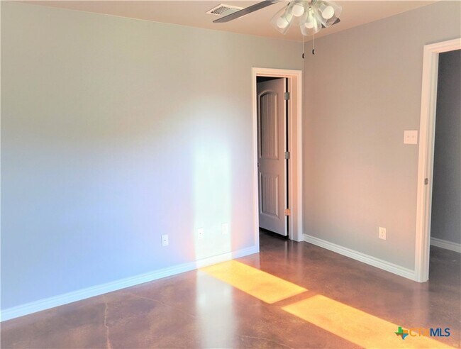 Building Photo - 1810 Castroville Trl