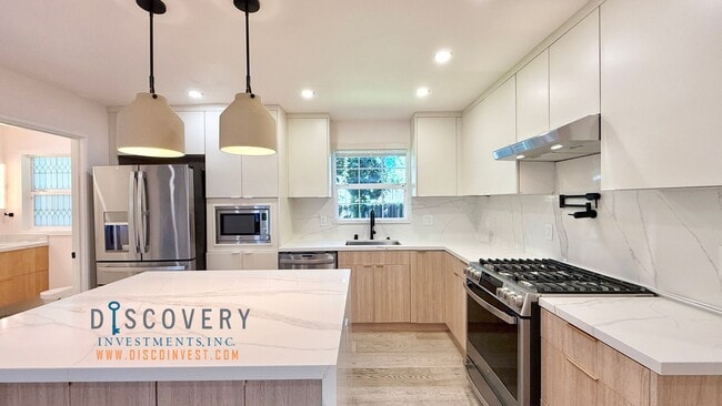 Building Photo - Your Ideal Modern Retreat with Enclosed Yard