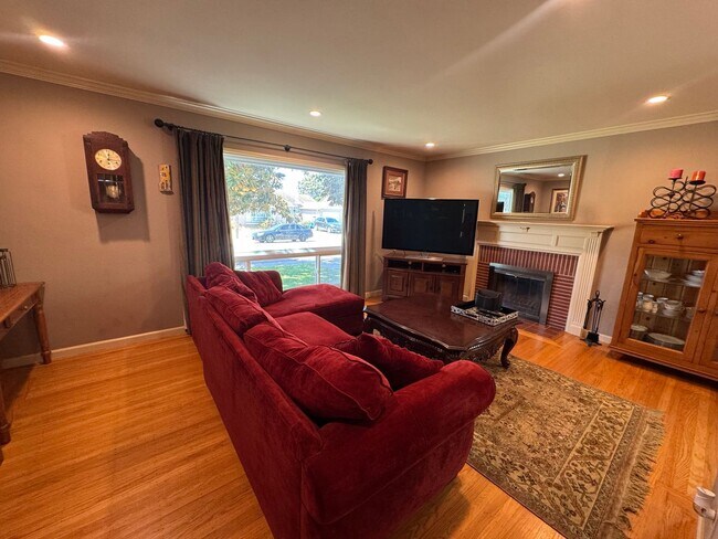 Building Photo - Fully Furnished 3BED/2BATH SFH For Rent in the Desirable City of San Leandro, Ca!!!!