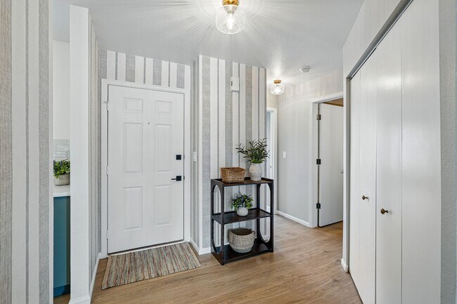 Building Photo - Sunny 2-Bed, 2-Bath Condo in Boulder’s Kin...