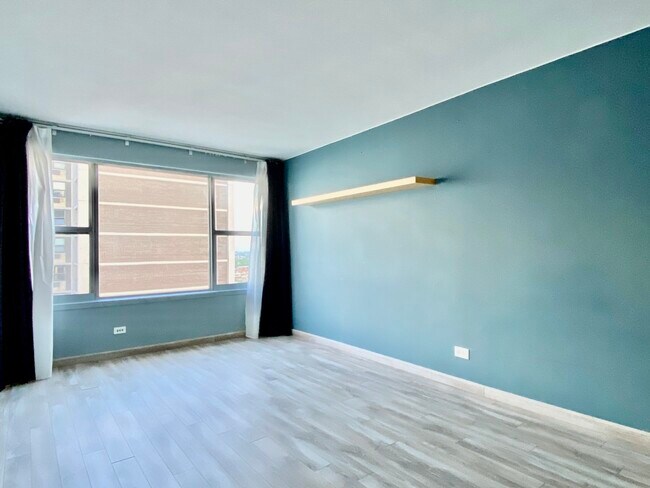 Building Photo - 6157 N Sheridan Rd