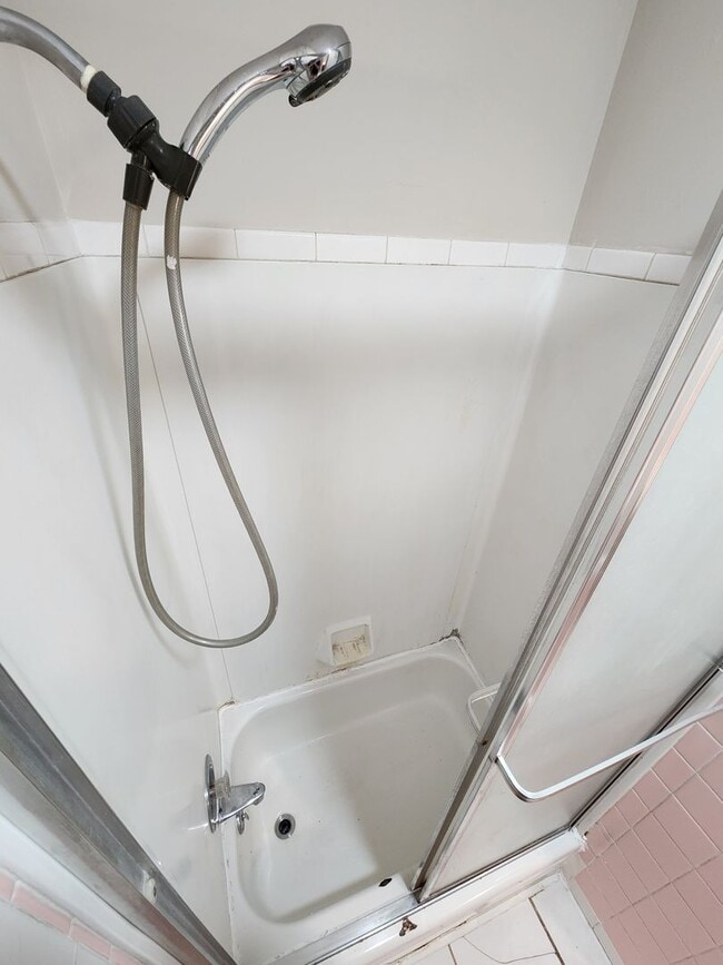 Building Photo - Spacious 3-Bedroom, 2-Bathroom Home COMING...