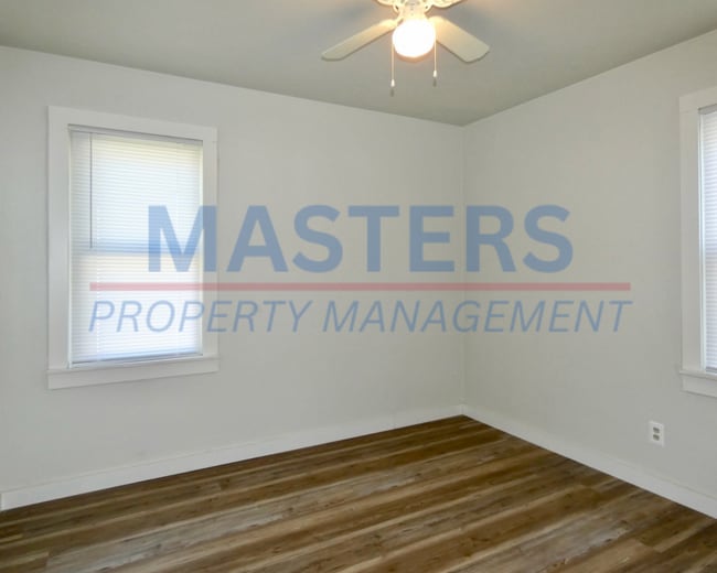 Building Photo - Three Bedroom House