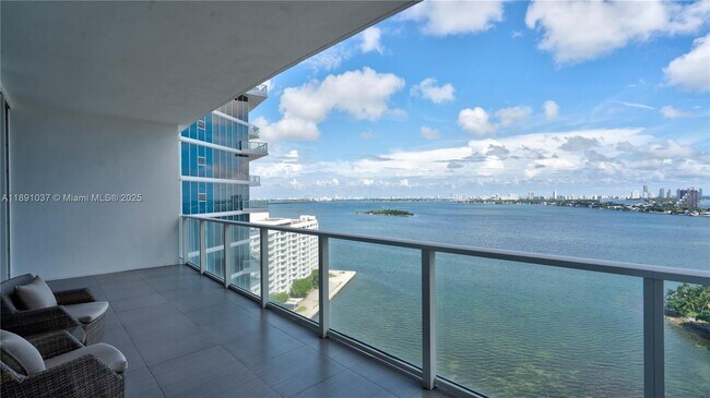 Building Photo - 2020 N Bayshore Dr
